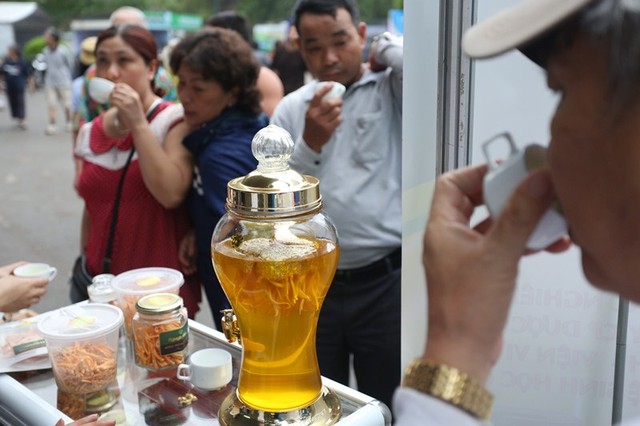 Sập gụ khảm trai giá hơn 1 tỷ đồng tại Hội chợ Nông sản  ảnh 9