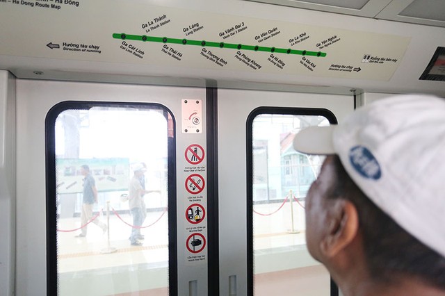 Người dân thích thú tham quan toa tàu đường sắt trên cao đầu tiên ảnh 3