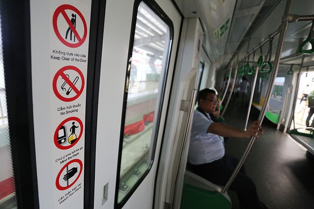 Người dân thích thú tham quan toa tàu đường sắt trên cao đầu tiên ảnh 7