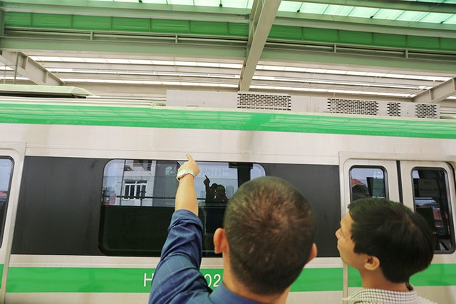 Người dân thích thú tham quan toa tàu đường sắt trên cao đầu tiên ảnh 9