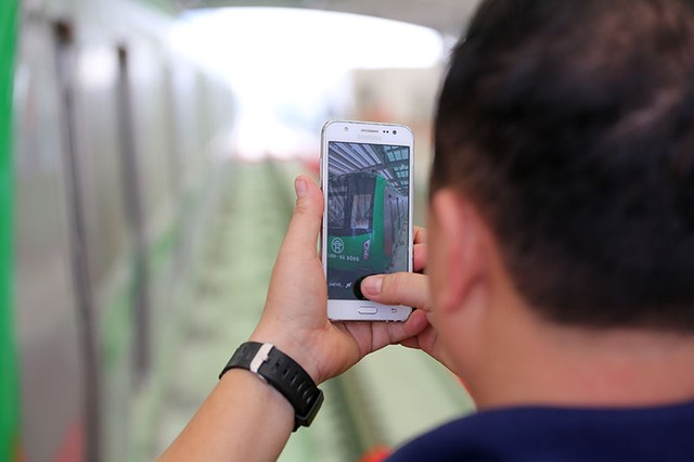 Người dân thích thú tham quan toa tàu đường sắt trên cao đầu tiên ảnh 10