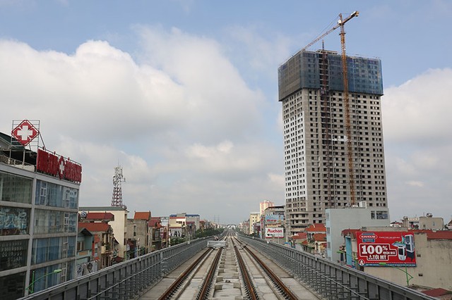 Người dân thích thú tham quan toa tàu đường sắt trên cao đầu tiên ảnh 11