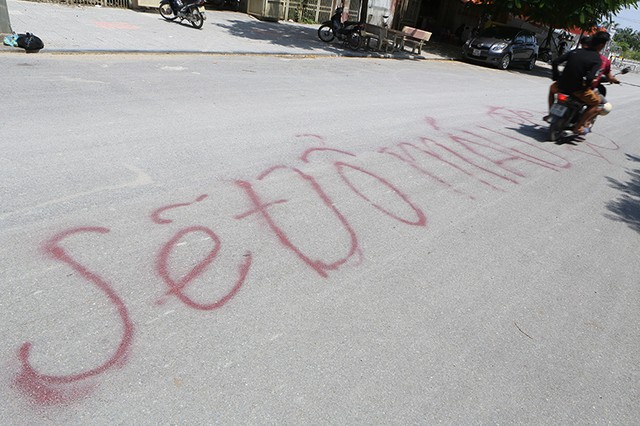 Nhà dân khu đô thị Văn Phú chăng đầy băng rôn phản đối việc hạ ngầm đường điện ảnh 9