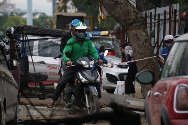 Người tham gia giao thông “thi vượt địa hình, chướng ngại vật” trên đường Phạm Văn Đồng ảnh 8