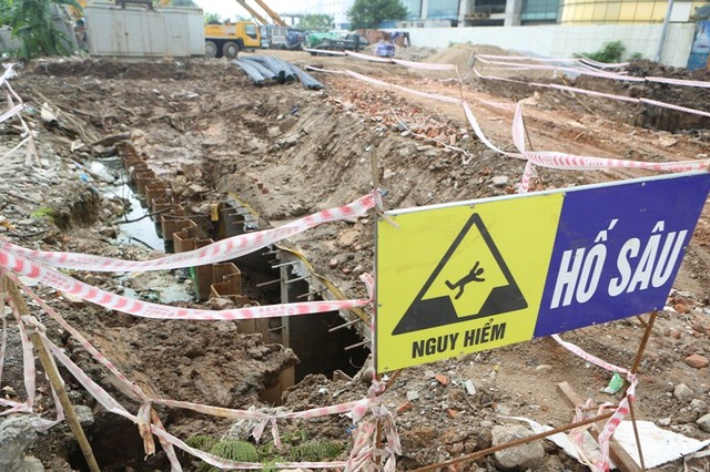 Người tham gia giao thông “thi vượt địa hình, chướng ngại vật” trên đường Phạm Văn Đồng ảnh 12