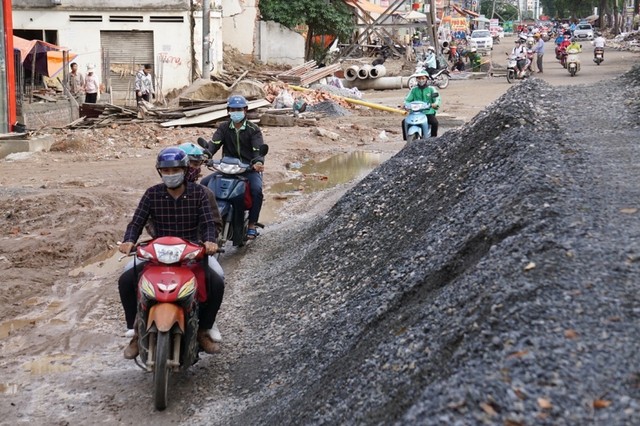Người tham gia giao thông “thi vượt địa hình, chướng ngại vật” trên đường Phạm Văn Đồng ảnh 5