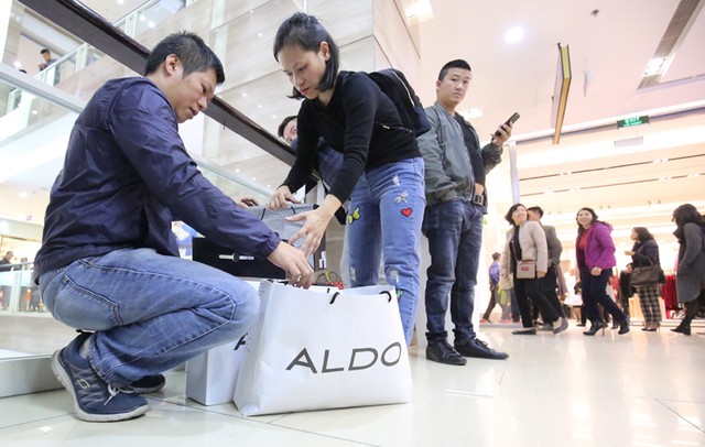 Dân Việt chen lấn mệt mỏi trong ngày mua sắm Black Friday ảnh 10