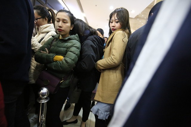 Dân Việt chen lấn mệt mỏi trong ngày mua sắm Black Friday ảnh 6