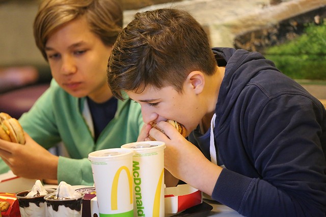 Thưởng thức đồ ăn miễn phí ngày khai trương cửa hàng McDonald's đầu tiên tại Hà Nội ảnh 7