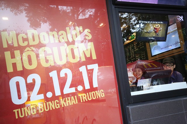 Thưởng thức đồ ăn miễn phí ngày khai trương cửa hàng McDonald's đầu tiên tại Hà Nội ảnh 2