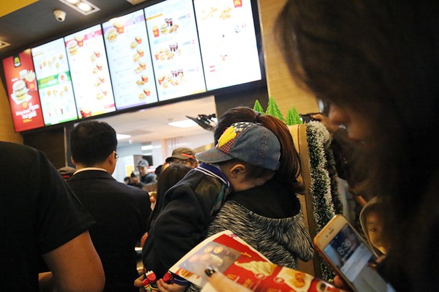 Thưởng thức đồ ăn miễn phí ngày khai trương cửa hàng McDonald's đầu tiên tại Hà Nội ảnh 6