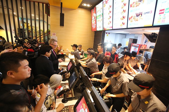Thưởng thức đồ ăn miễn phí ngày khai trương cửa hàng McDonald's đầu tiên tại Hà Nội ảnh 5