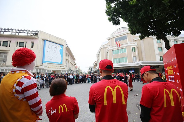 Thưởng thức đồ ăn miễn phí ngày khai trương cửa hàng McDonald's đầu tiên tại Hà Nội ảnh 1