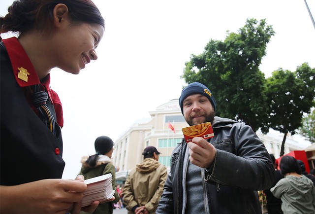 Thưởng thức đồ ăn miễn phí ngày khai trương cửa hàng McDonald's đầu tiên tại Hà Nội ảnh 3