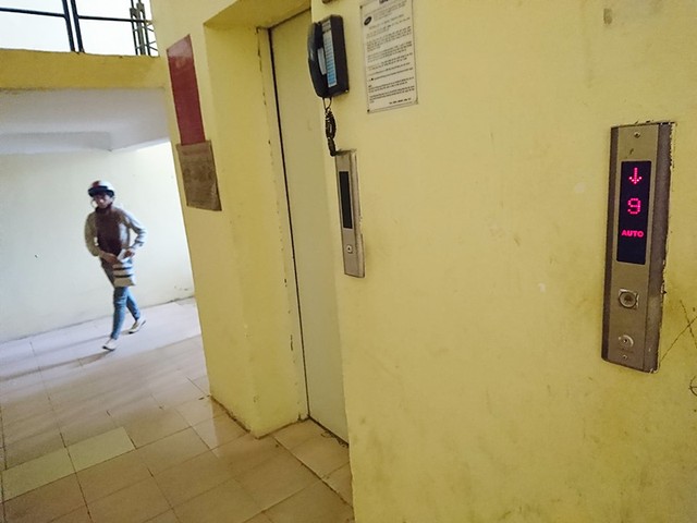 Hà Nội: Thang máy hỏng người dân liều mình đi lối lửng lơ giữa trời ảnh 10