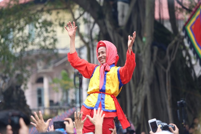 Rước quả pháo khổng lồ tại lễ hội Đồng Kỵ ảnh 11