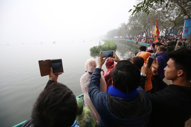 Người Hà Nội đội mưa rét xem đua thuyền rồng ảnh 8