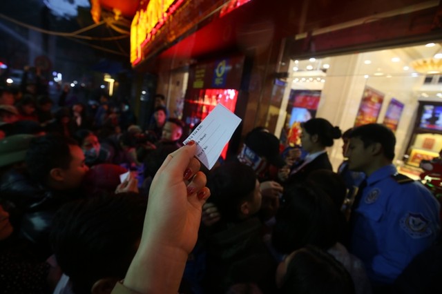 Chen lấn nghẹt thở trước các cửa hiệu vàng trong ngày Thần tài ảnh 8