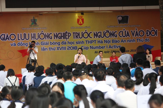 Chị cả nhà Tân Hiệp Phát giao lưu hướng nghiệp với học sinh Hà Nội ảnh 1