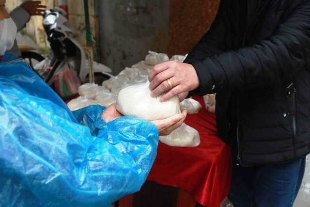 “Nếu khó khăn cứ đến lấy“: Cảnh ấm ấp tình người trong lúc đối phó với dịch Covid - 19 ảnh 4