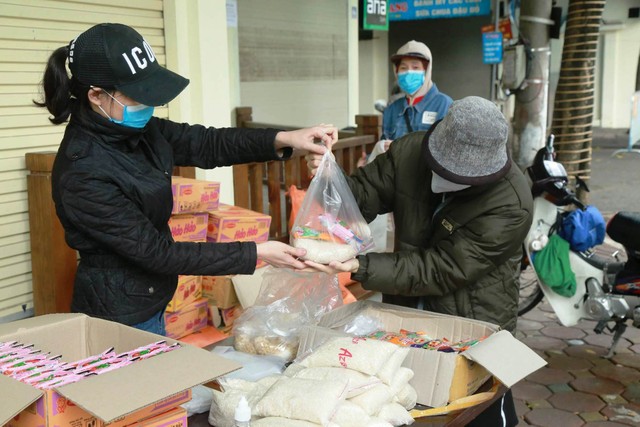 “Nếu khó khăn cứ đến lấy“: Cảnh ấm ấp tình người trong lúc đối phó với dịch Covid - 19 ảnh 2