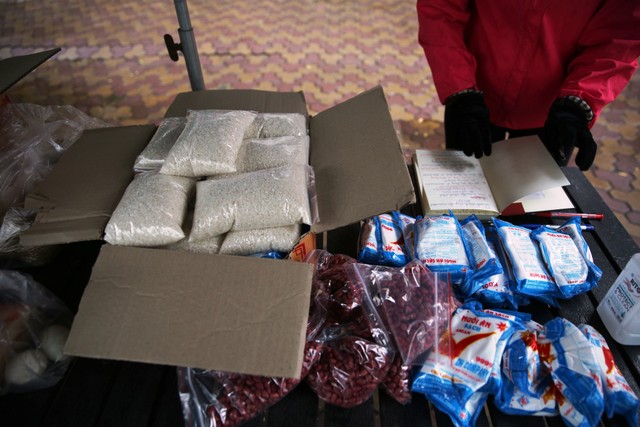 “Nếu khó khăn cứ đến lấy“: Cảnh ấm ấp tình người trong lúc đối phó với dịch Covid - 19 ảnh 5