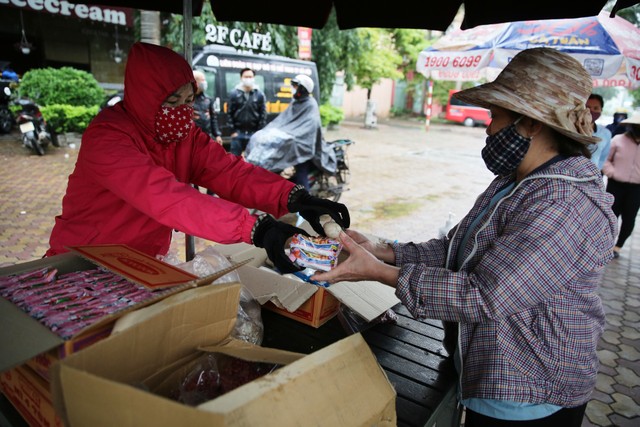 “Nếu khó khăn cứ đến lấy“: Cảnh ấm ấp tình người trong lúc đối phó với dịch Covid - 19 ảnh 9