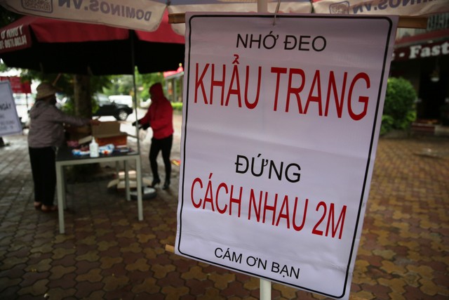 “Nếu khó khăn cứ đến lấy“: Cảnh ấm ấp tình người trong lúc đối phó với dịch Covid - 19 ảnh 7