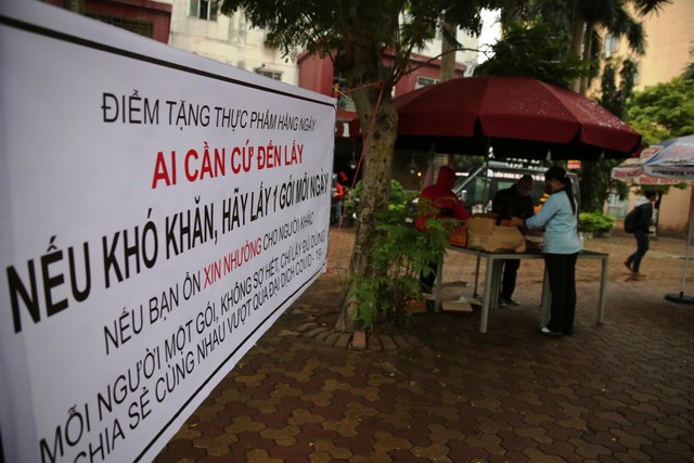 “Nếu khó khăn cứ đến lấy“: Cảnh ấm ấp tình người trong lúc đối phó với dịch Covid - 19 ảnh 6