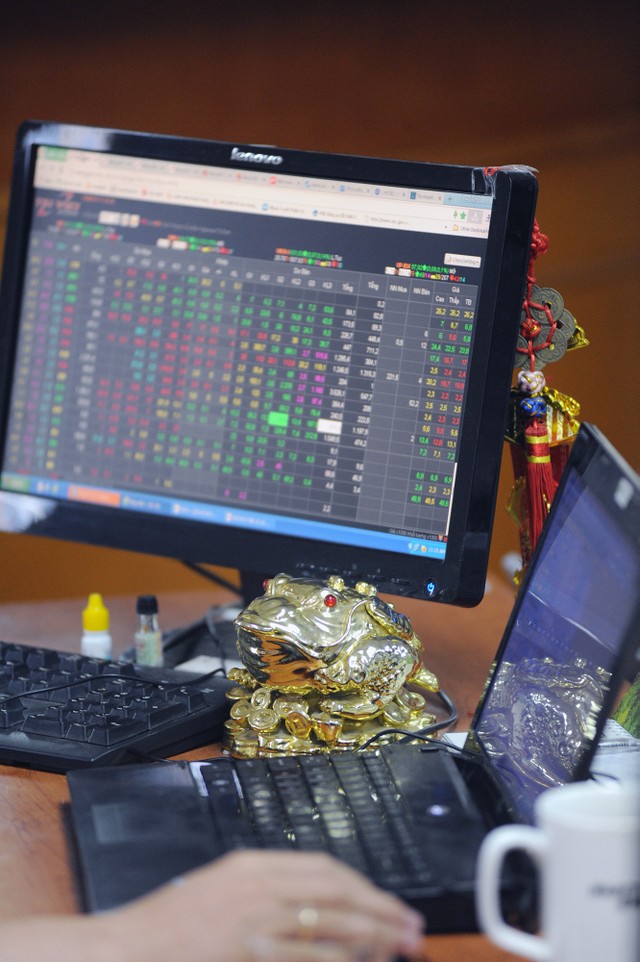 Không thể thiếu hình ảnh linh vật cóc ngậm tiền trên bàn của người chơi chứng khoán.