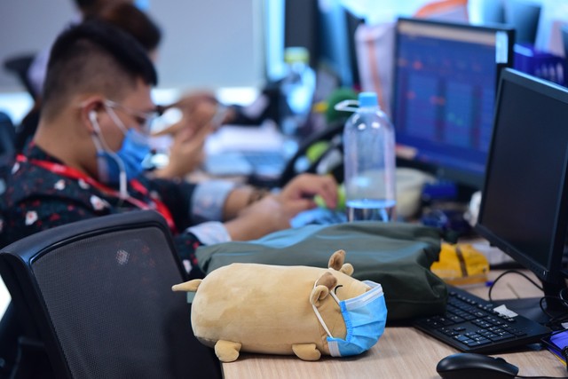 Linh vật cũng được đeo khâu trang phòng chống Covid - 19. "Mê tín tý tẹo mà mã của mình đi lên thì chắc không sao" người chơi chứng khoán chia sẻ trên diễn đàn F319.