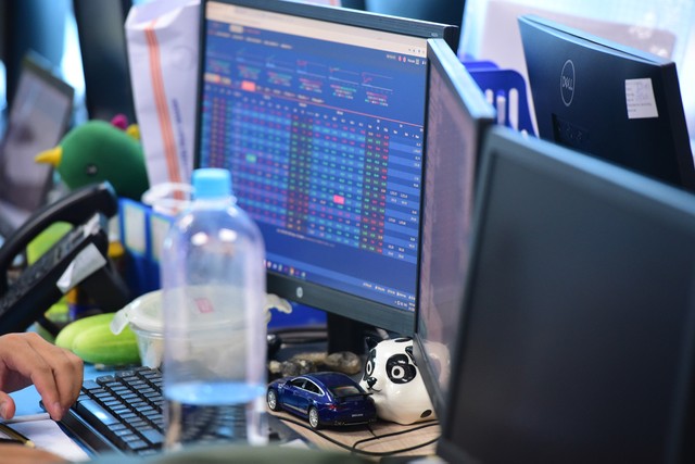 Ngoài ra, các món đồ kỷ niệm cũng được bày trên bàn của các nhà đầu tư chứng khoán để lấy may.