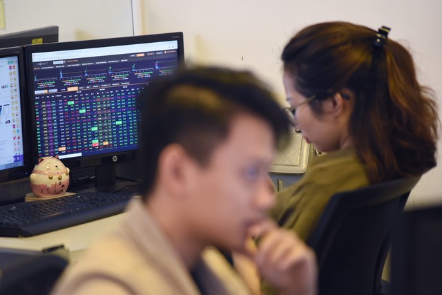 Vật phẩm phong thủy để bàn làm việc được nhiều người quan tâm hiện nay. Bởi theo nhiều kiến giải, nó mang lại tiền tài, may mắn. Bàn làm việc của một môi giới chứng khoán công ty VPS có cả tượng linh vật, cầu thủy tinh và cây xanh. Tiền cũng là vật phẩm phong thủy nhiều môi giới chứng khoán tin tưởng để trên bàn làm việc. Trước khi vào lệnh cầu nguyện cho yên tâm. Không thể thiếu hình ảnh linh vật cóc ngậm tiền trên bàn của người chơi chứng khoán. Ngoài ra, các món đồ kỷ niệm cũng được bày trên bàn của các nhà đầu tư chứng khoán để lấy may. Hình ảnh nhân vật hoạt hình được để giữa bàn của môi giới chứng khoán VNDIRECT. Linh vật cũng được đeo khâu trang phòng chống Covid - 19. "Mê tín tý tẹo mà mã của mình đi lên thì chắc không sao" người chơi chứng khoán chia sẻ trên diễn đàn F319.