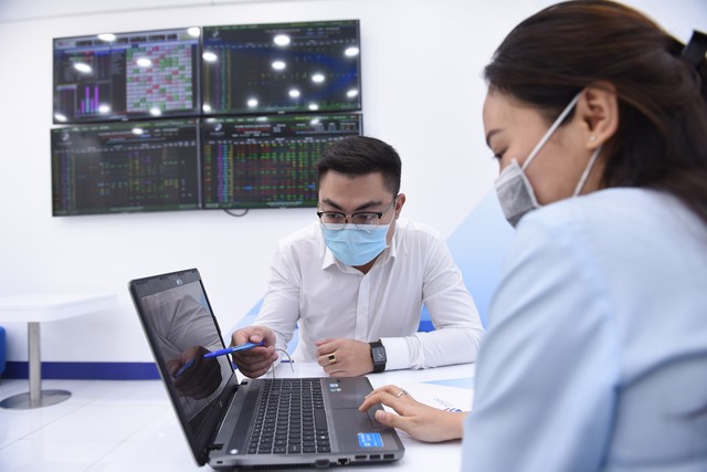 Năm 2020, Covid - 19 tác động mạnh mẽ lên thị trường chứng khoán toàn thế giới. Riêng tại Việt Nam, tuy gặp nhiều đợt điều chỉnh nhưng dòng tiền chảy vào thị trường vẫn rất mạnh mẽ. Theo thống kê toàn thị trường, bình quân giá trị giao dịch trong tháng 8 đạt hơn 5.600 tỷ đồng/phiên, tăng hơn 21% so với cùng kỳ.