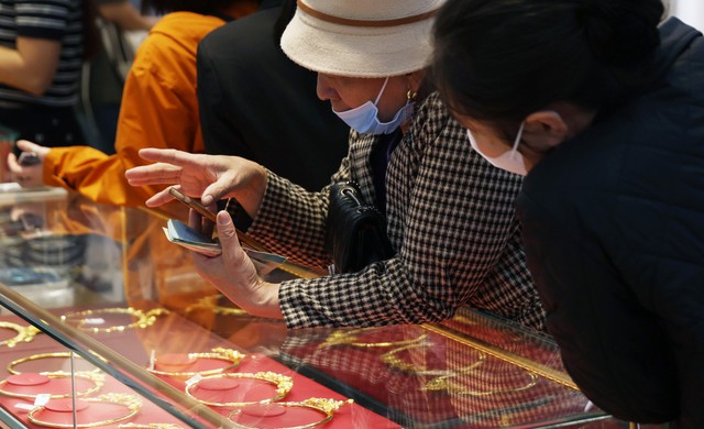 "Do lo lắng sợ cảnh phải chờ đợi lâu trong ngày vía thần Tài nên hôm nay tôi đã đi sớm hơn để mua vàng lấy may mắn, đồng thời cũng để tích trữ", một vị khách nói.