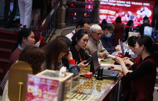 Sát ngày Vía Thần tài (mùng 10 tháng Giêng Âm Lịch), người dân xếp hàng dài, kiên nhẫn chờ đến lượt giao dịch tại các cửa hàng vàng, tạo nên cảnh tượng đông đúc kéo dài từ sáng sớm.