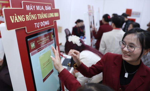 Tránh để khách hàng xếp hàng lâu, một cửa hàng vàng trên phố Cầu Giấy đã trang bị máy bán vàng tự động. Khách hàng có thể chọn sản phẩm, thanh toán ngay lập tức tại máy.