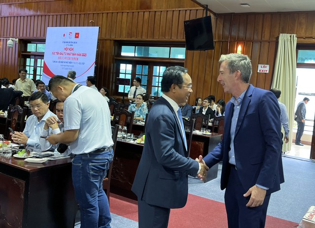 Ông Nguyễn Văn Út (trái), Chủ tịch UBND tỉnh Long An bắt tay ông Brent Beachler, Phó tổng giám đốc CTCP Đầu tư Tân Đức (KCN Tân Đức).