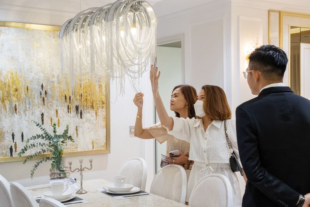 Khách hàng xem các căn hộ mẫu tại dự án.