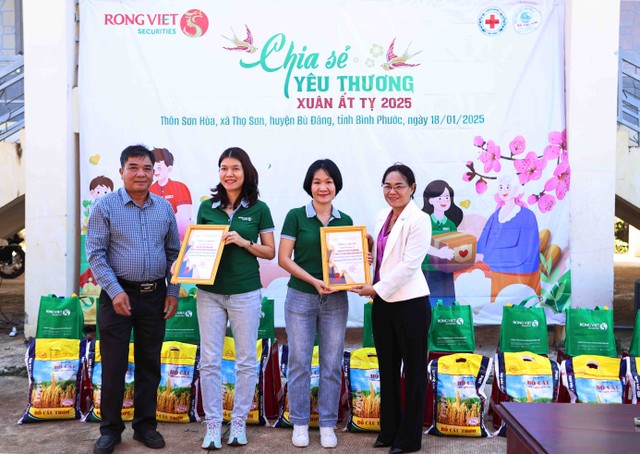 Đại diện Rồng Việt nhận thư cám ơn từ chính quyền địa phương. Trong kế hoạch chương trình “Chia sẻ yêu thương-Xuân Ất Tỵ 2025” , Rồng Việt tiếp tục trao 30 phần tại TP.HCM, 50 phần tại Cần Thơ, và 200 phần tại Yên Bái