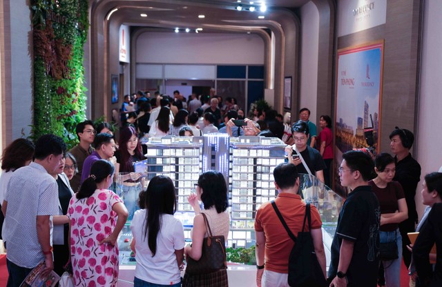 Đông đảo khách hàng đến xem và quan tâm đến dự án Phú Mỹ Hưng The Sculptura.