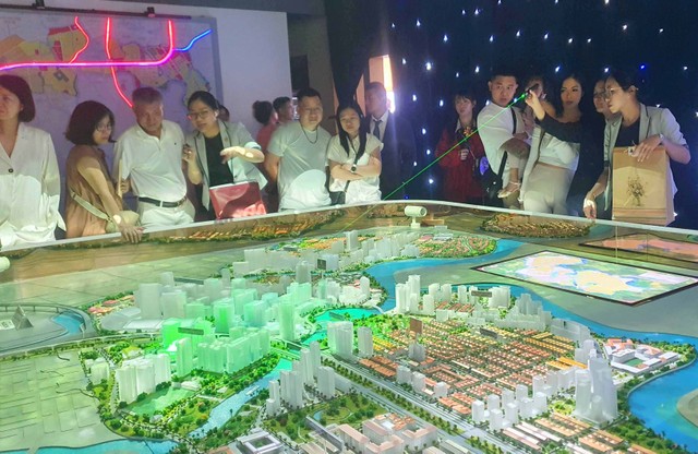 Khách hàng xem bản đồ dự án The Regency tối 9/11.