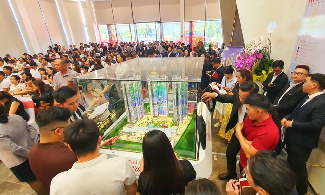 Theo thông tin từ chủ đầu tư, trong đợt mở bán đầu tiên vào ngày 14/3/2026, dự án đã đạt tỷ lệ tiêu thụ gần như 100%. Tổng số lượng booking ghi nhận khoảng 1.500 lượt, cao gấp hơn 2,5 lần số lượng sản phẩm.