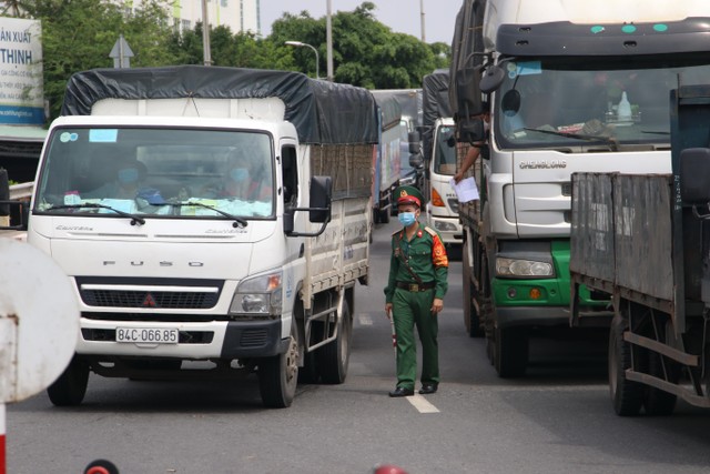 Một chốt chặn kiểm tra hàng hóa lưu thông Ảnh: Lê Toàn