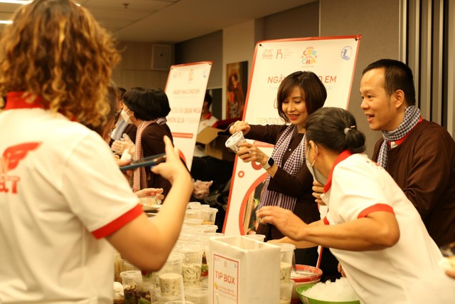 Tổng giám đốc Tina Nguyễn và ban lãnh đạo Generali Việt Nam đã tài trợ và trực tiếp phục vụ tại gian hàng ẩm thực nhằm gây quỹ cho chương trình “Ngày Mai Cho Em”. Tổng giám đốc Tina Nguyễn và ban lãnh đạo Generali Việt Nam đã tài trợ và trực tiếp phục vụ tại gian hàng ẩm thực nhằm gây quỹ cho chương trình “Ngày Mai Cho Em”.