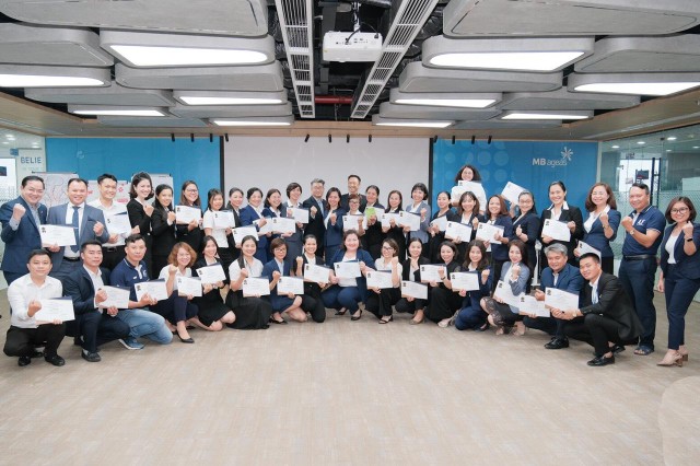 Để phục vụ khách hàng tốt nhất, các nhân viên ngân hàng phải trải qua các khóa đào tạo và được cấp chứng chỉ đại lý bảo hiểm như là điều kiện để gia nhập ngành.