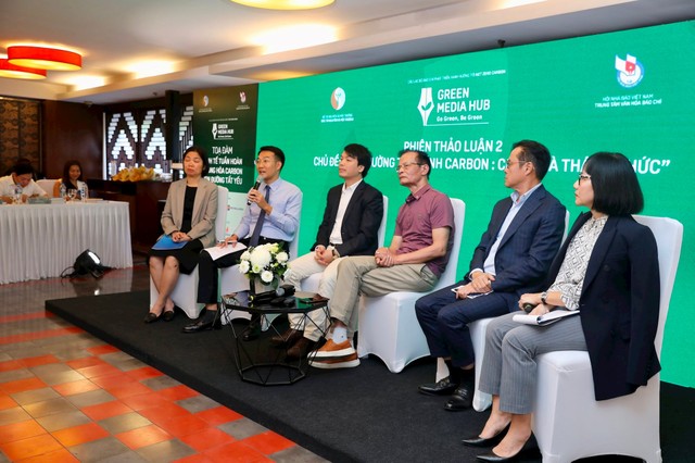 Các diễn giả trao đổi tại Tọa đàm.