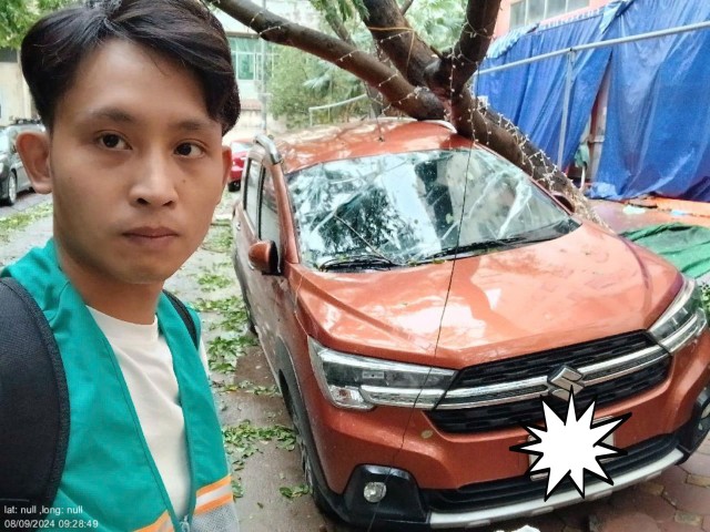 Giám định viên của VNI thực hiện công tác giám định xe cho khách hàng sau cơn bão Giám định viên của VNI thực hiện công tác giám định xe cho khách hàng sau cơn bão