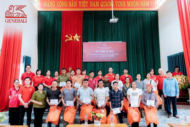 Hy vọng những phần quà này sẽ góp phần động viên người dân và các em vơi bớt khó khăn, sớm ổn định cuộc sống sau lũ.