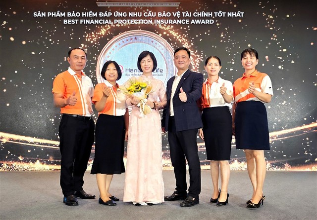 Đại diện và đội ngũ kinh doanh Hanwha Life Việt Nam tại Lễ công bố
